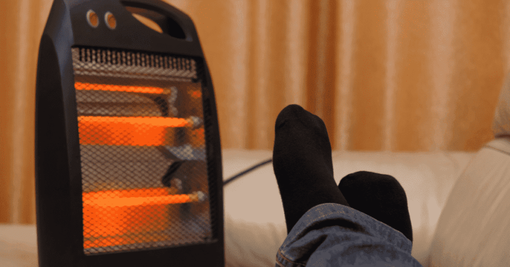 遠赤外線ヒーターで足元を温めている