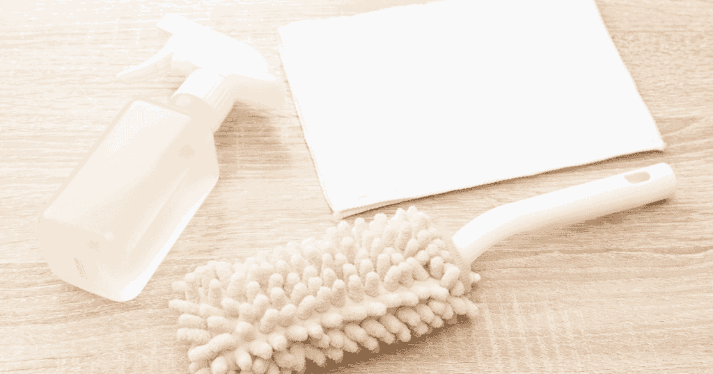 スプレー、クロス、モップで暖房器具を掃除するための道具