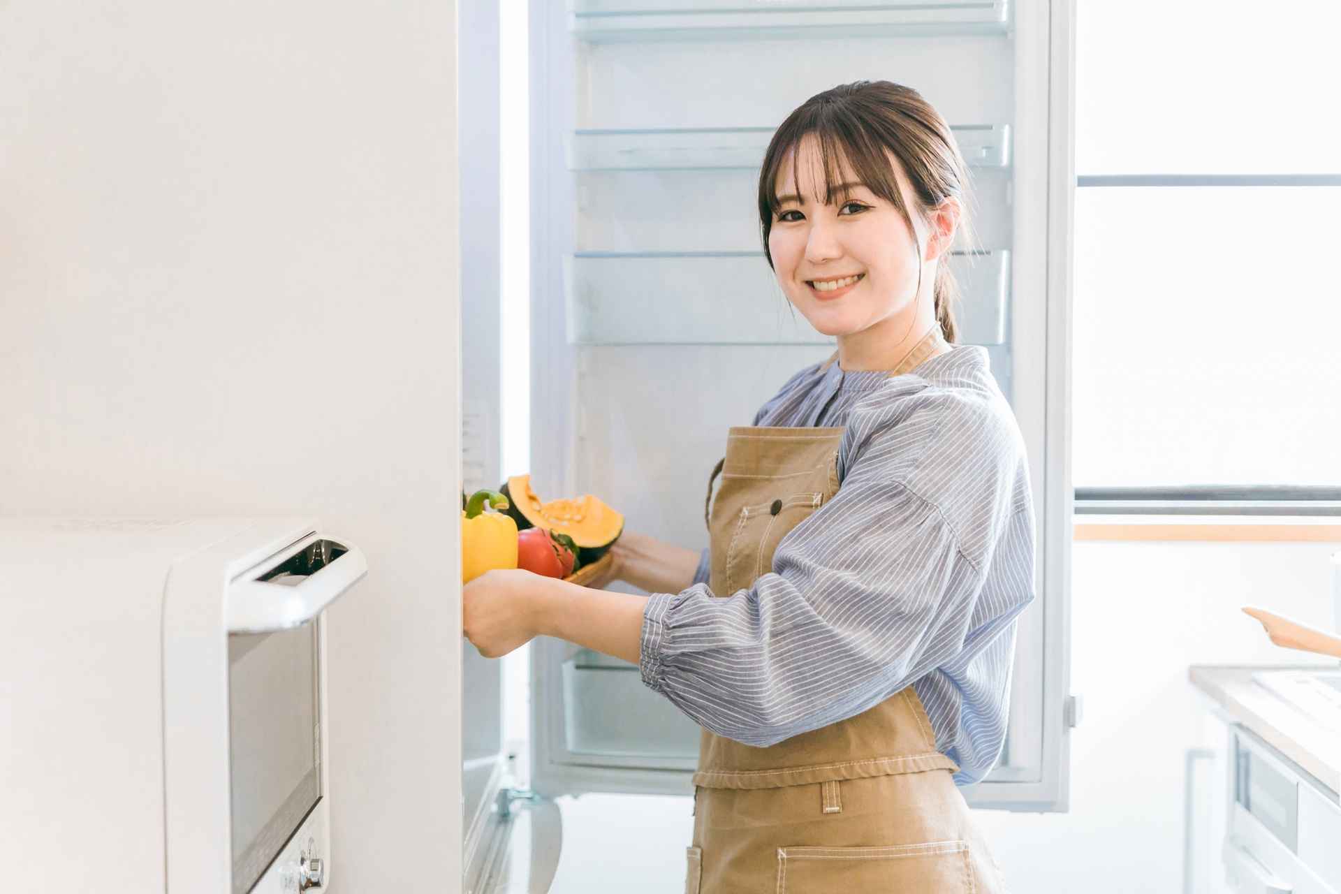 冷蔵庫を開ける女性