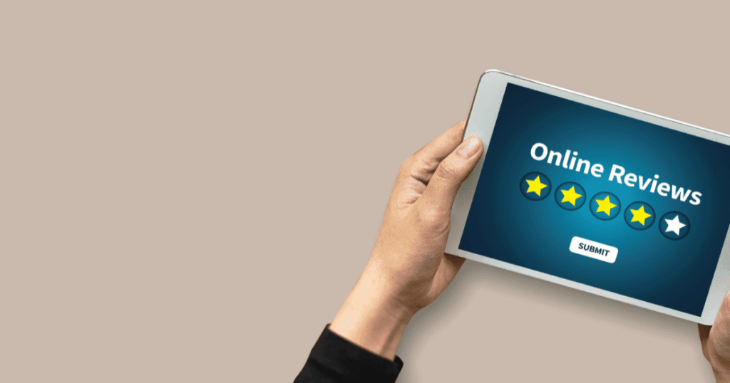 星評価のレビュー画面を表示したタブレットを持つ手元