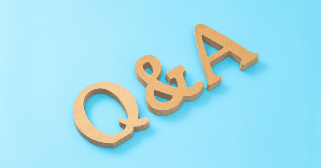 水色の背景に並べられた木製のQ&Aの文字