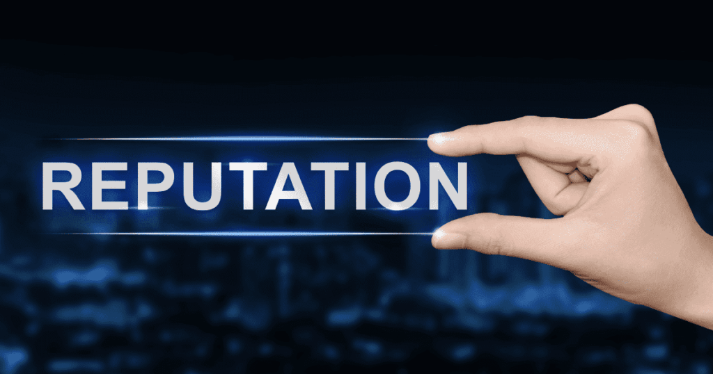 評判を意味する「REPUTATION」の文字と手