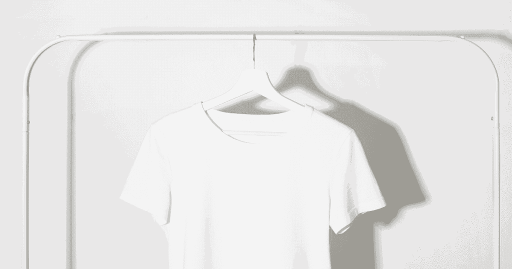 ハンガーに掛けられた白いTシャツ