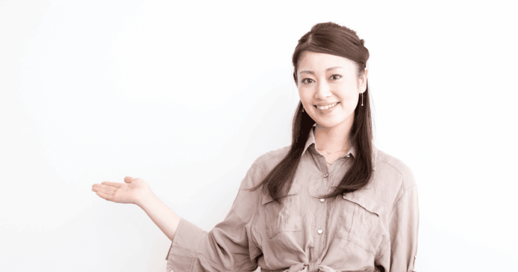 笑顔で手のひらを差し出して案内する女性