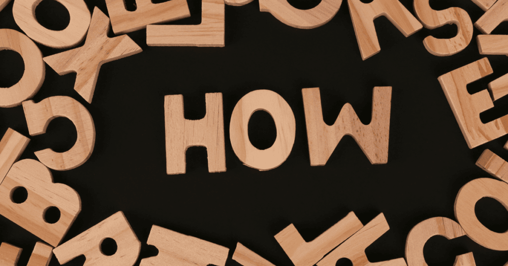 木製のアルファベットで並べた「HOW（方法）」の文字