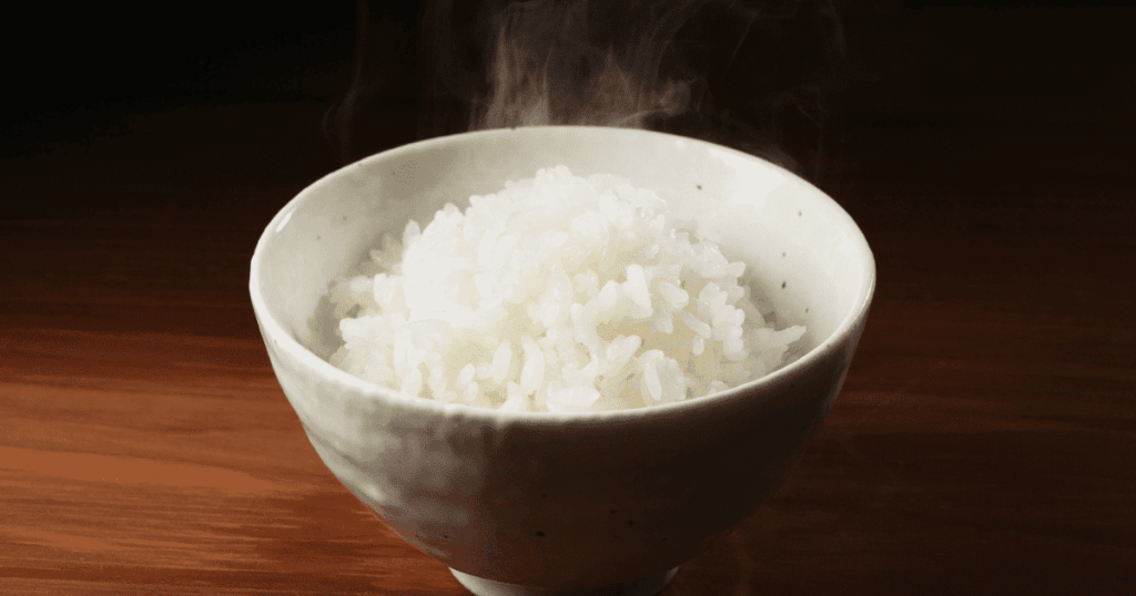 茶碗に盛られた湯気の立つ白いご飯
