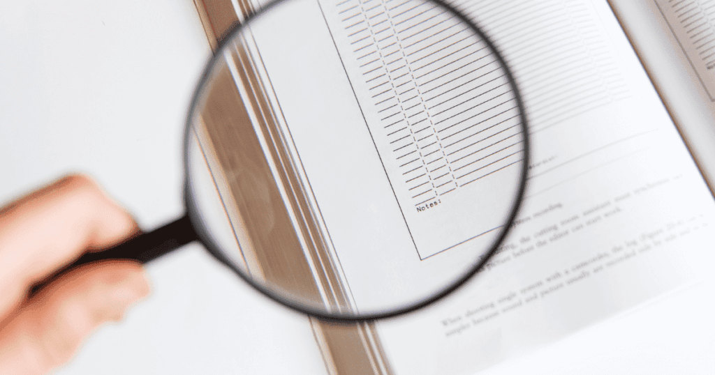 虫眼鏡で書類を確認する様子