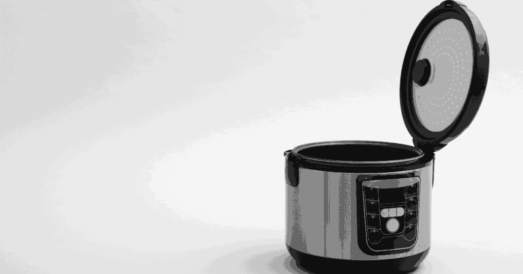 ふたを開けた黒とシルバーの炊飯器