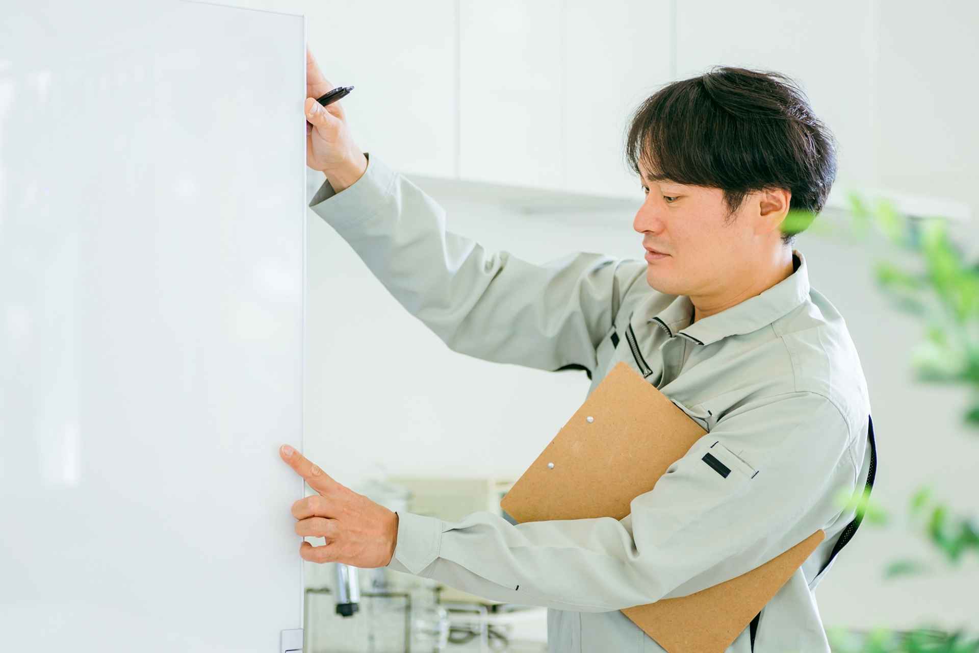 冷蔵庫と作業員