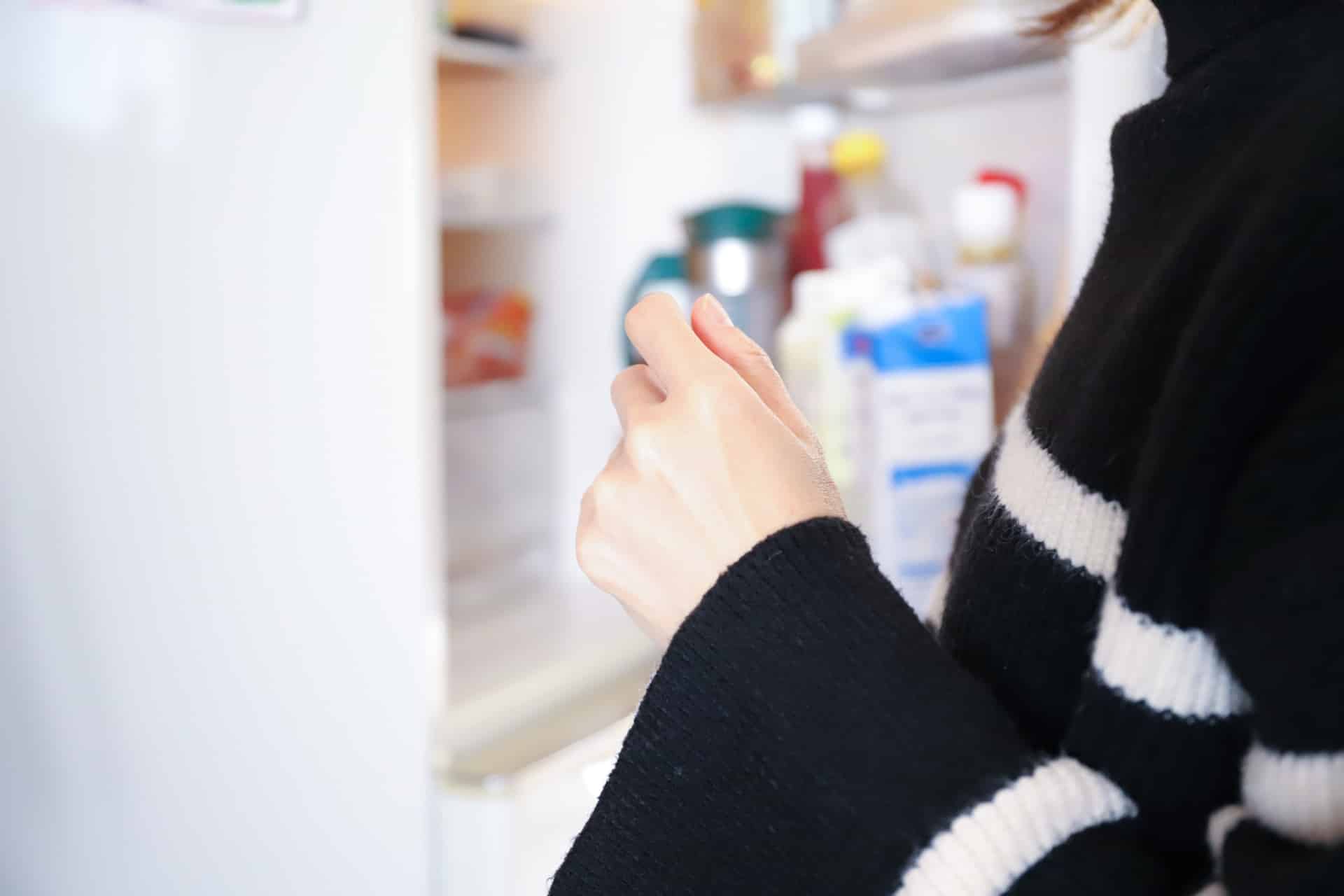 冷蔵庫の側面が熱い！原因とすぐできる対策、修理と買い替えの基準まで徹底解説