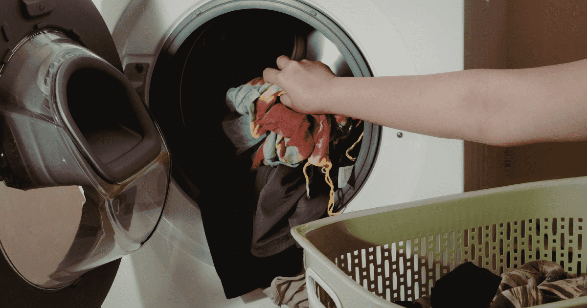 洗濯機の下から水漏れする原因は？箇所別の対処法と修理・買い替えの判断基準