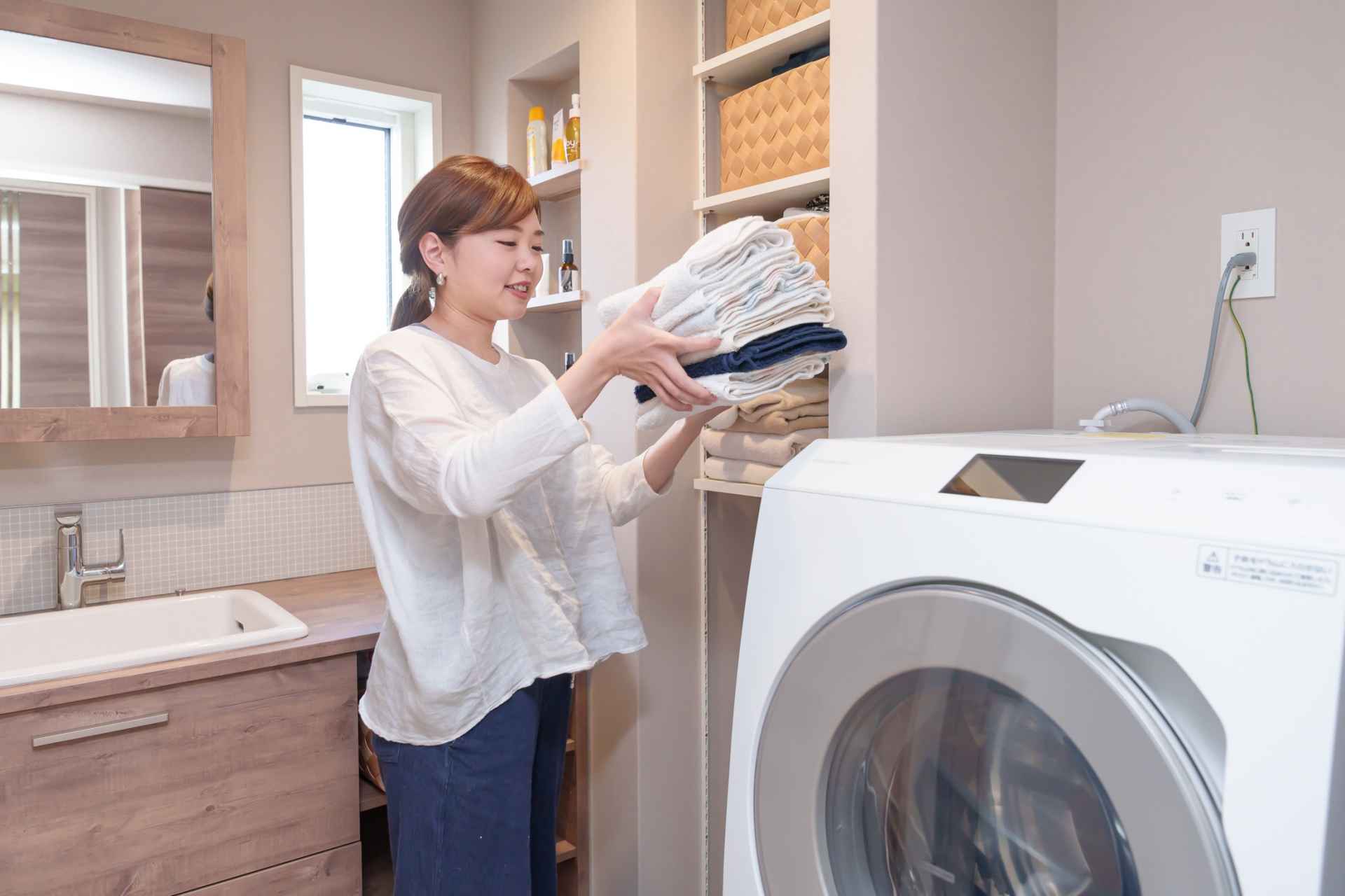 洗濯機を使う女性