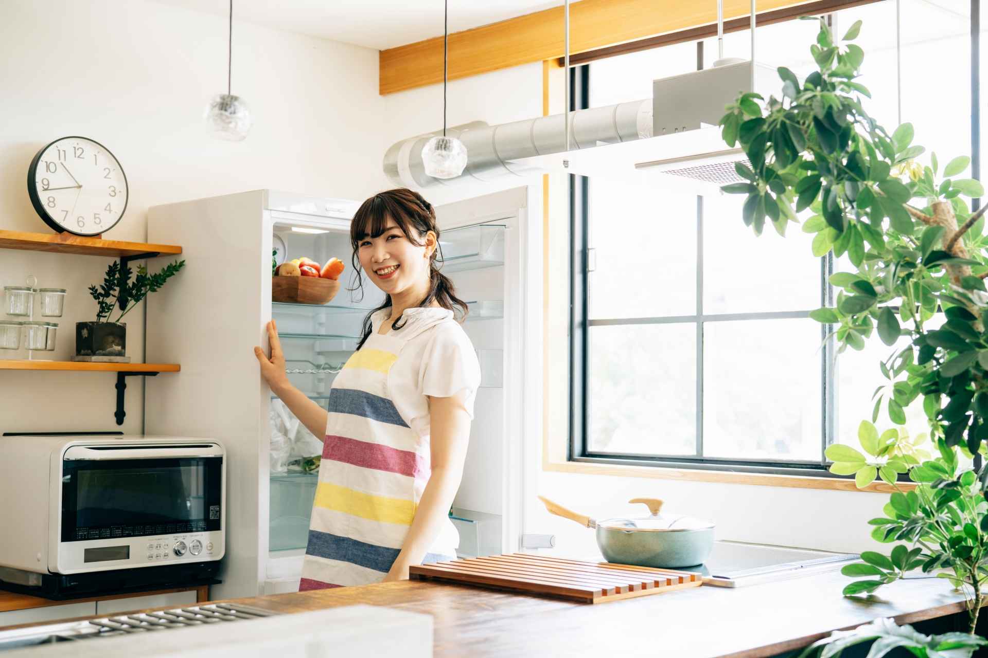 冷蔵庫と女性